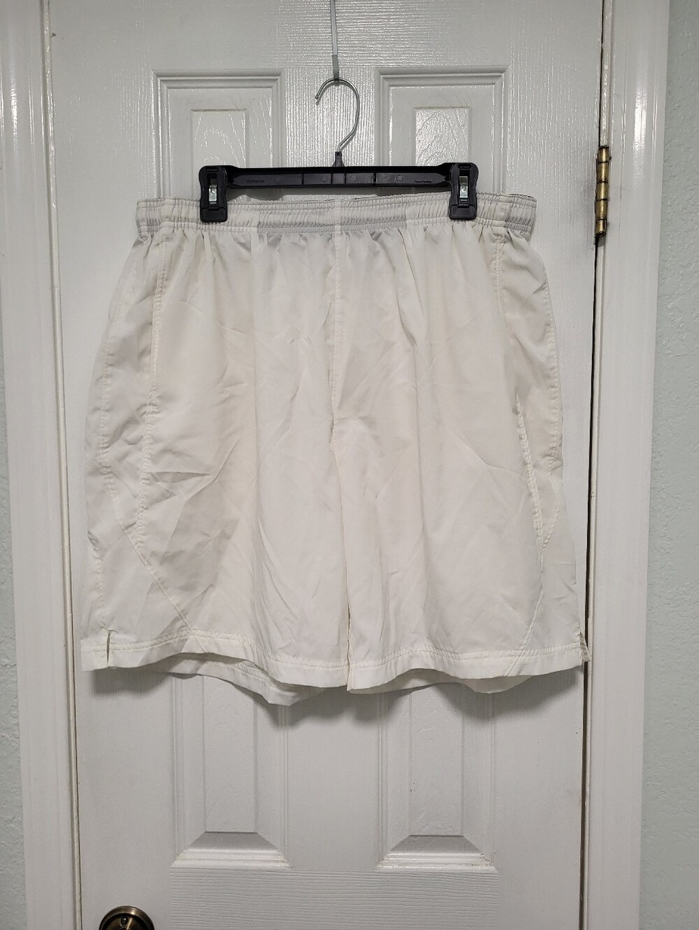 Mens XL Under Armour White Shorts. 7.5 Inseam